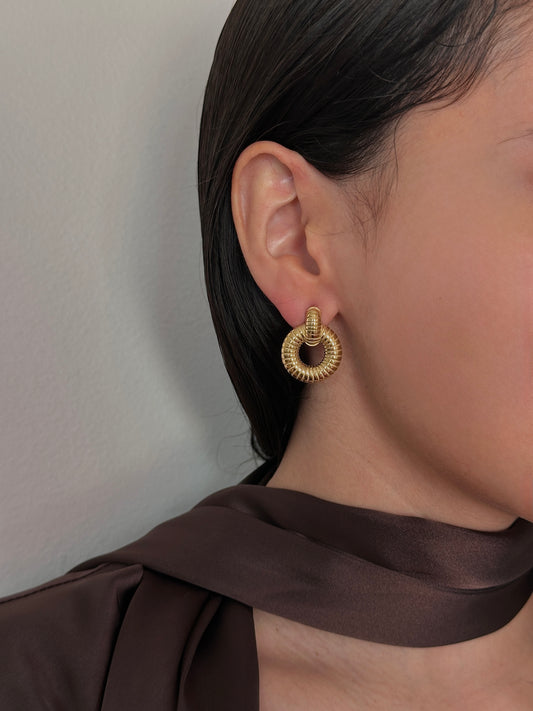 Aretes Dorados con Círculo Hueco