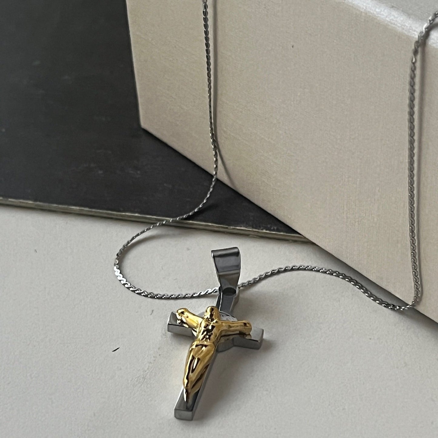 Collar Cristo Cruz Plateada