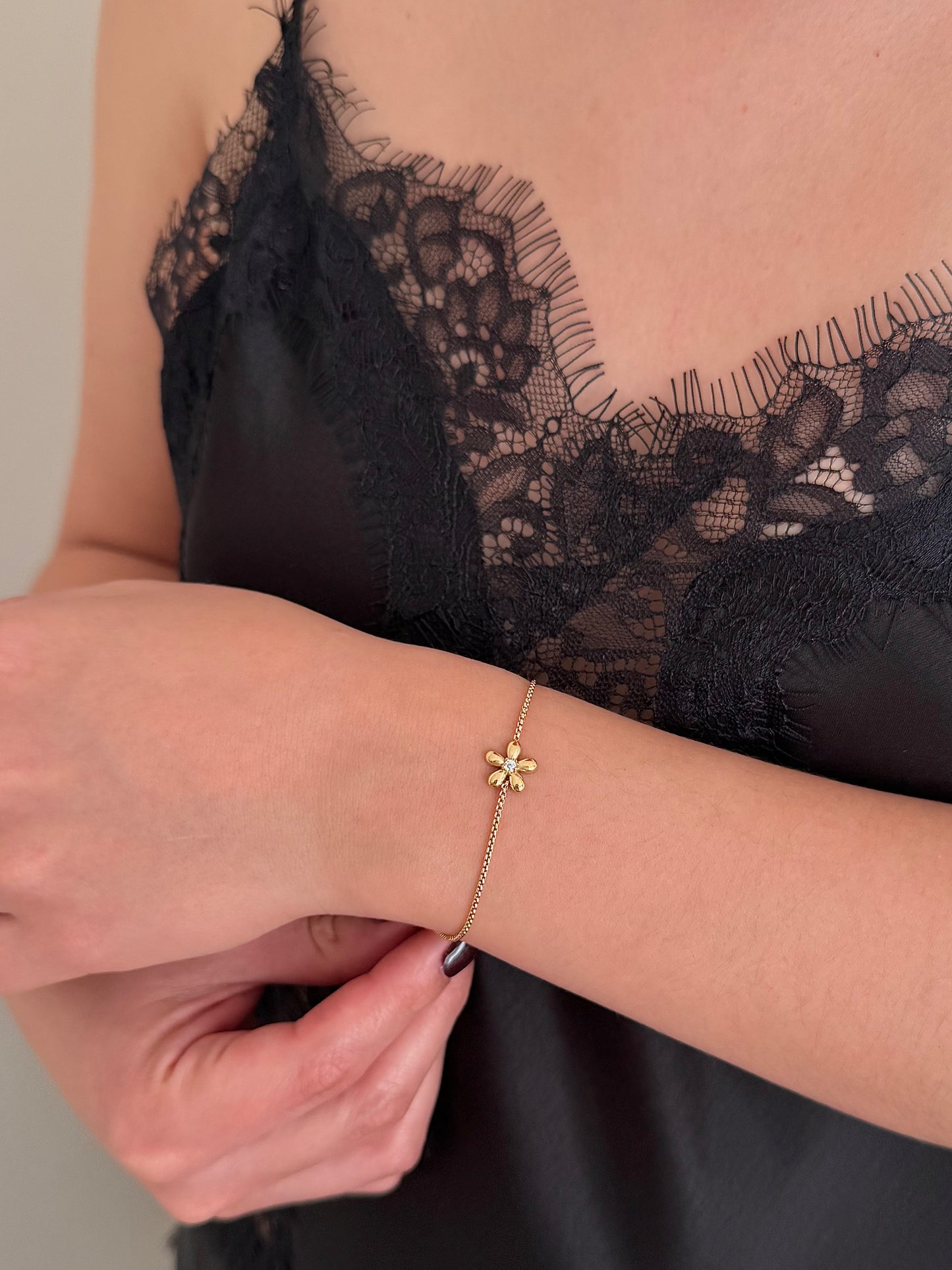 Pulsera Flor Globo con Zirconia Dorada