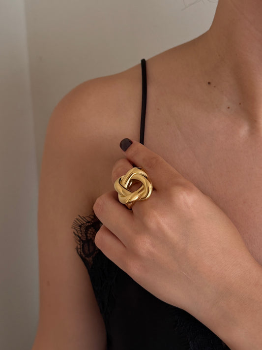 Anillo Círculo Hueco con Nudo Dorado