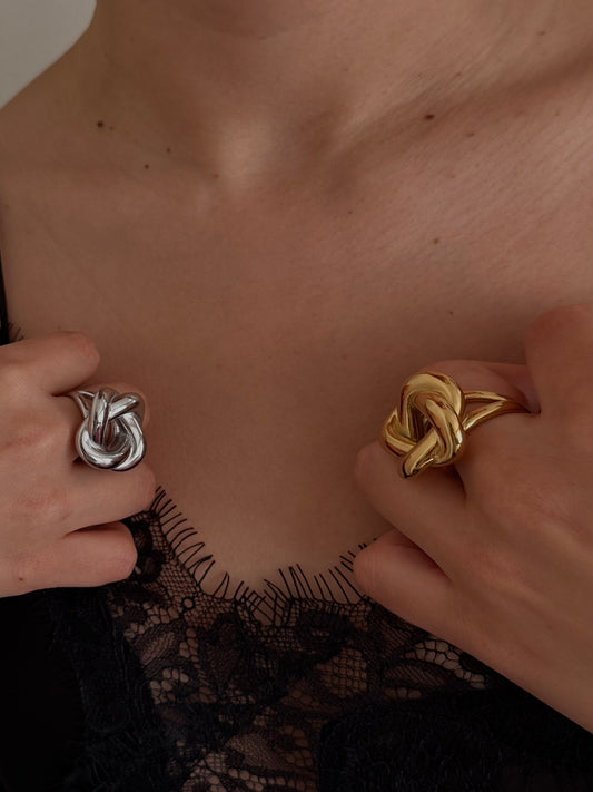 Anillo Círculo Hueco con Nudo Plateado