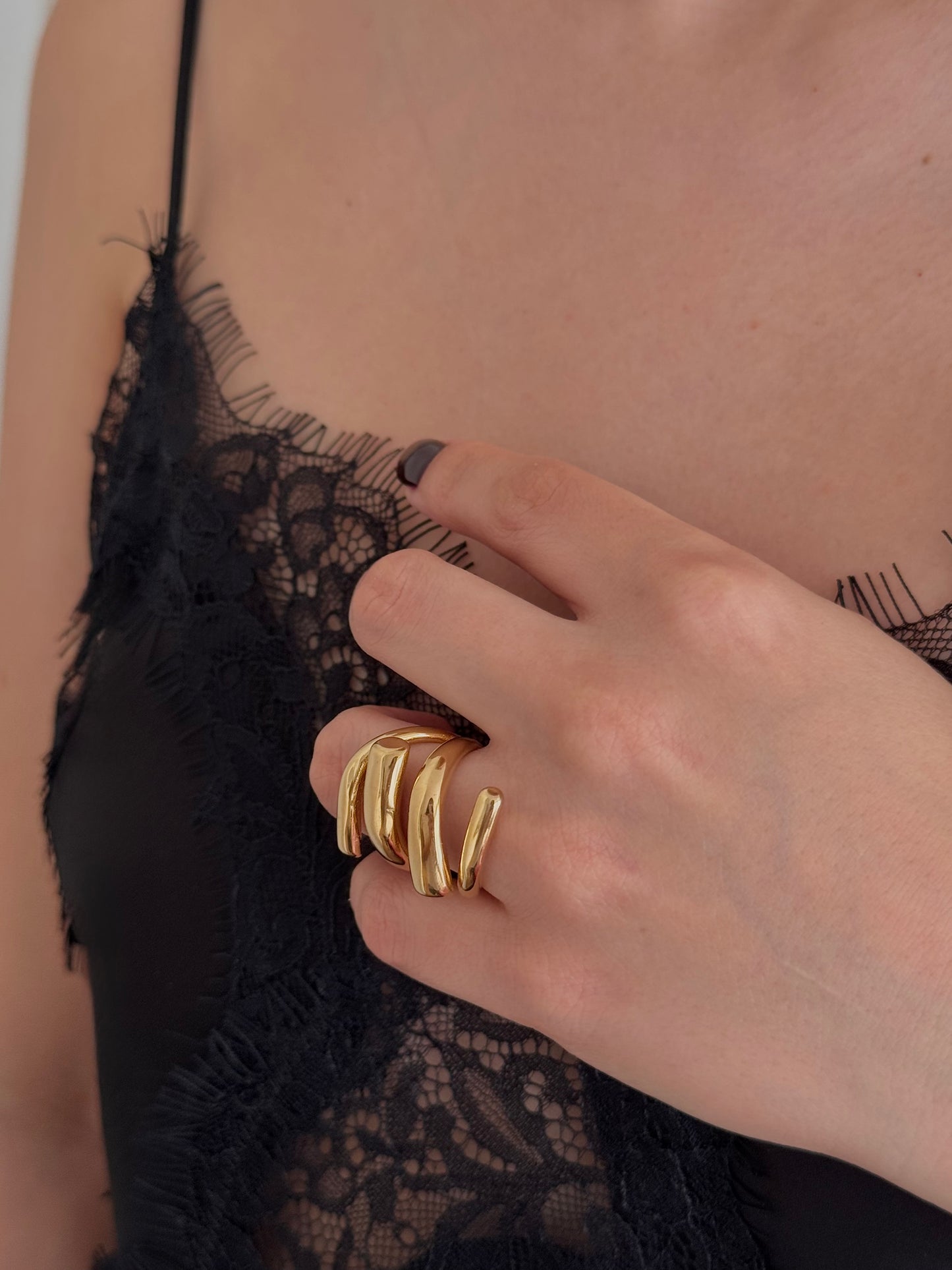 Anillo Líneas Cruzadas Rectangulares Dorado