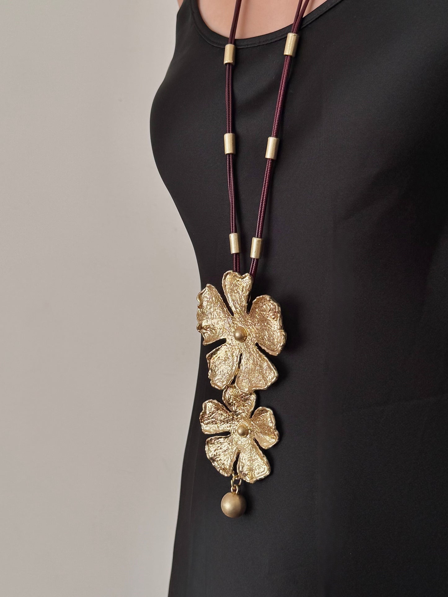 Collar Dos Flores Doradas Cuero Rojo