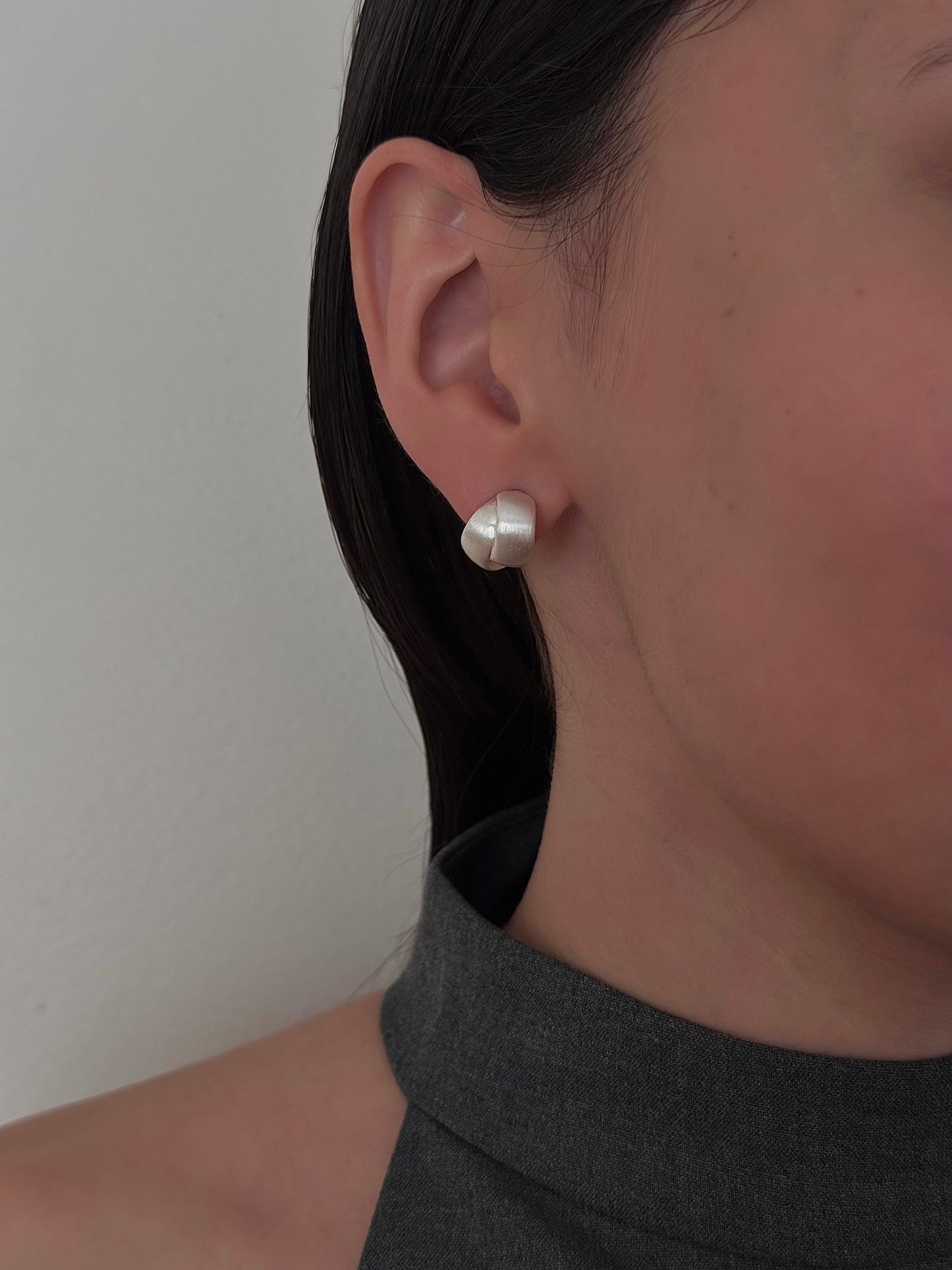 Aretes Dos Líneas Mates Entrelazadas Plateados