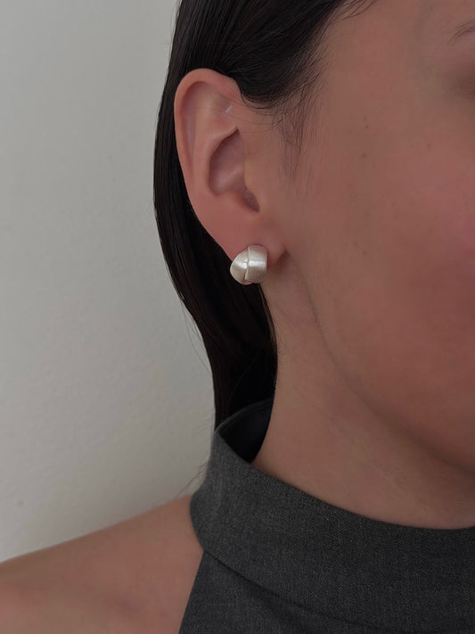 Aretes Dos Líneas Mates Entrelazadas Plateados