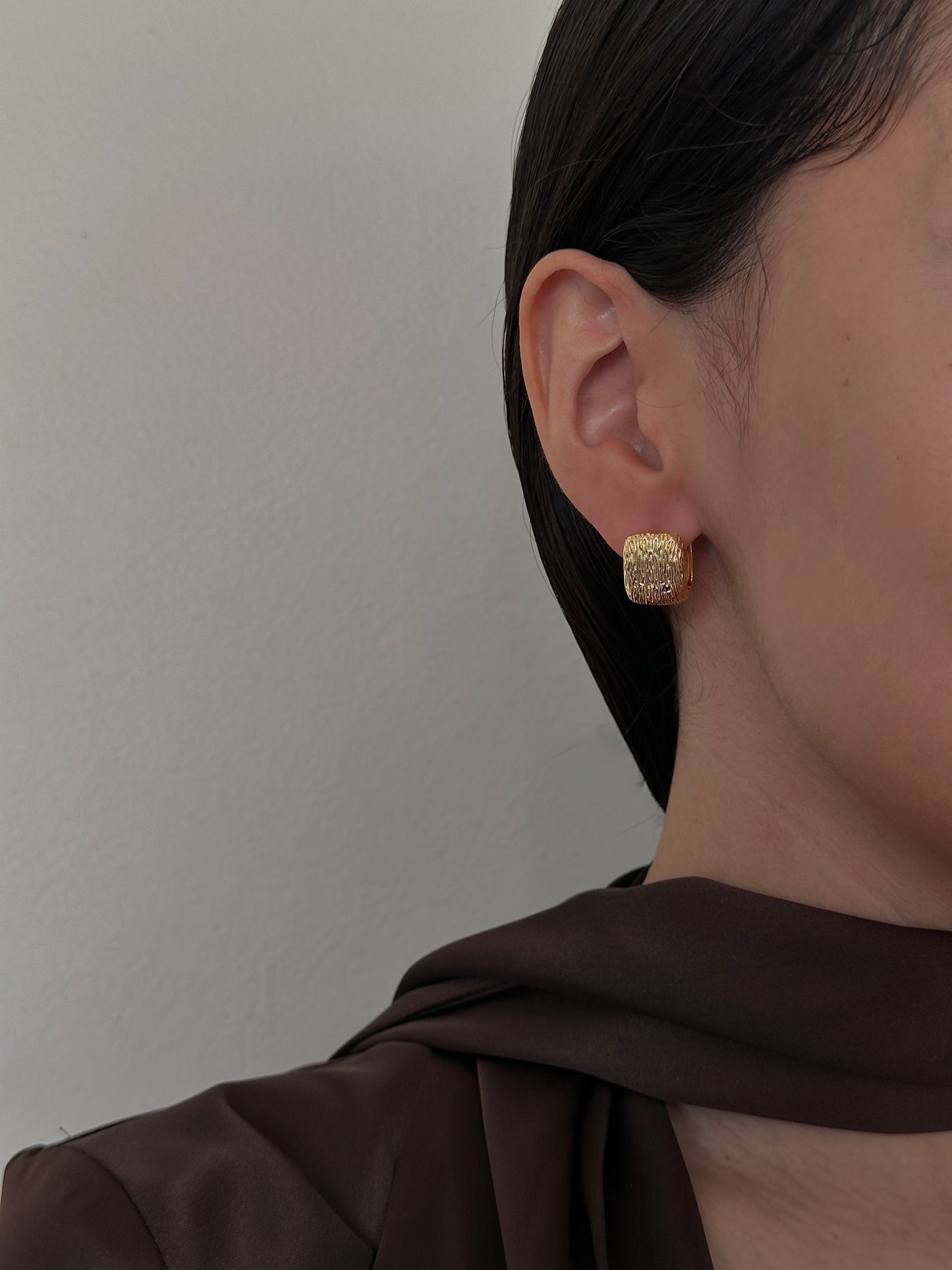 Aretes Cuadrados Cerrados Rayados Dorados