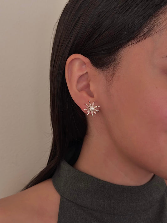 Aretes Flor Orgánica Mini + Perla Plateado