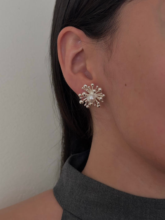 Aretes Flor Orgánica Grande + Perla Plateados