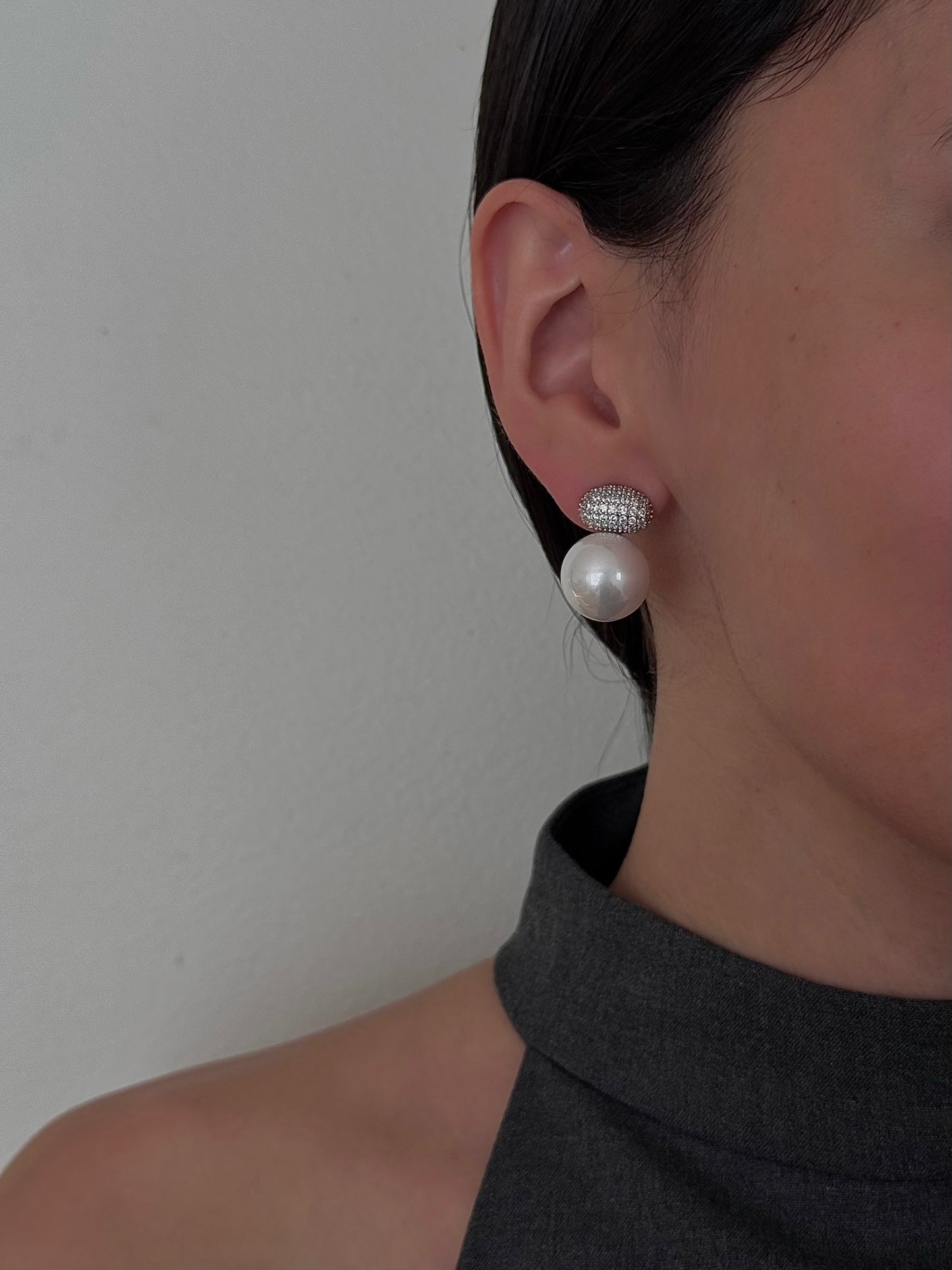 Aretes Óvalo Acostado con Zirconias con Perla Plateados