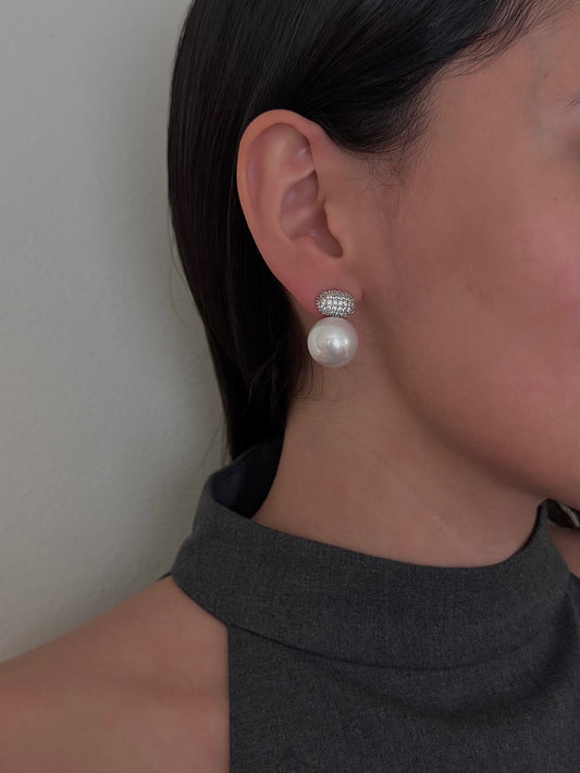 Aretes Óvalo Acostado con Zirconias con Perla Plateados