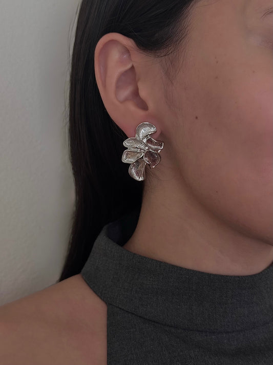 Aretes Óvalo Orgánico de 6 Pétalos Rayados Plateados