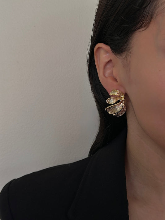 Aretes 4 Pétalos Rayados Lado Único Dorados