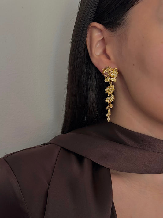 Aretes Largos Flores con Hojas Lisas Dorados