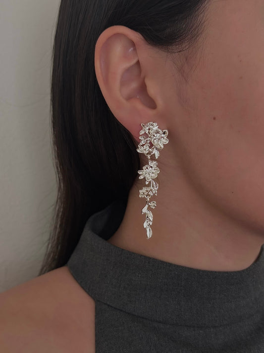 Aretes Largos Flores con Hojas Lisas Plateado