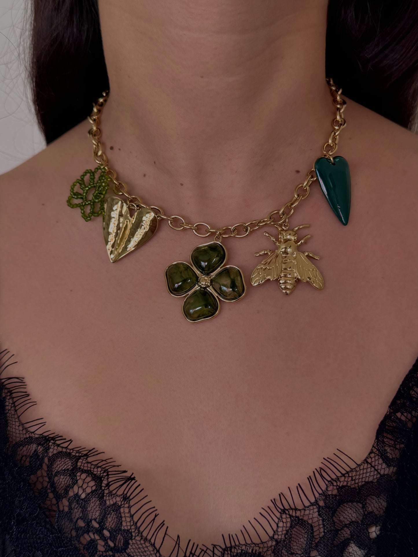 Collar Trébol Verde y Abeja Dorado