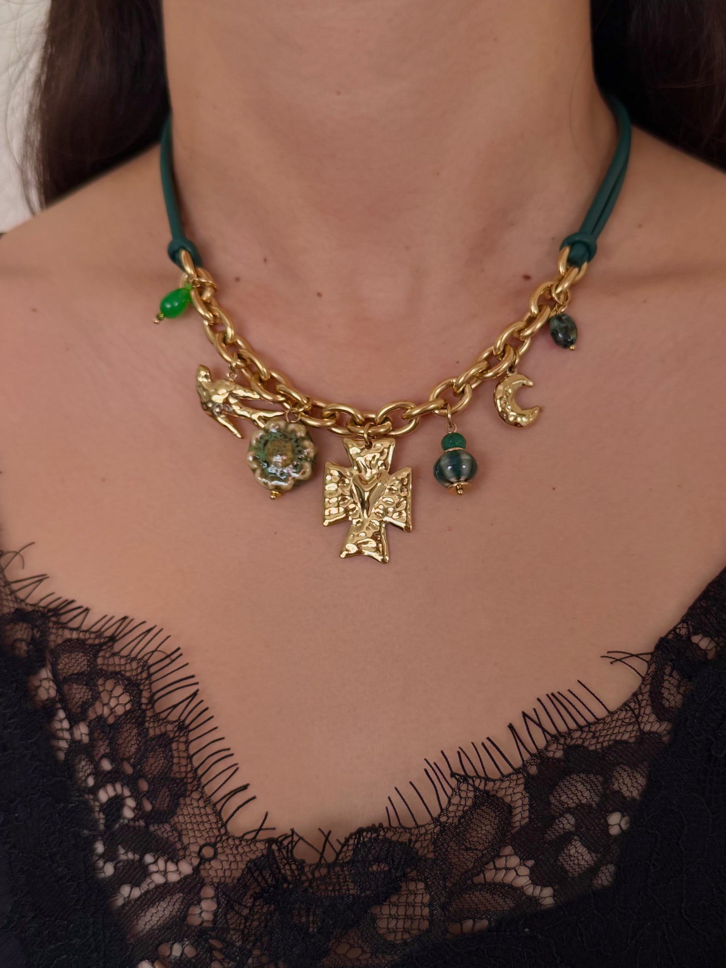 Collar Cuero Verde Cruz Dorada