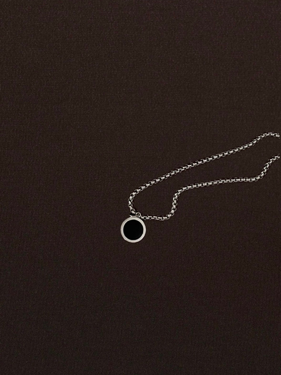 Collar Círculo Negro con Bisel Plateado