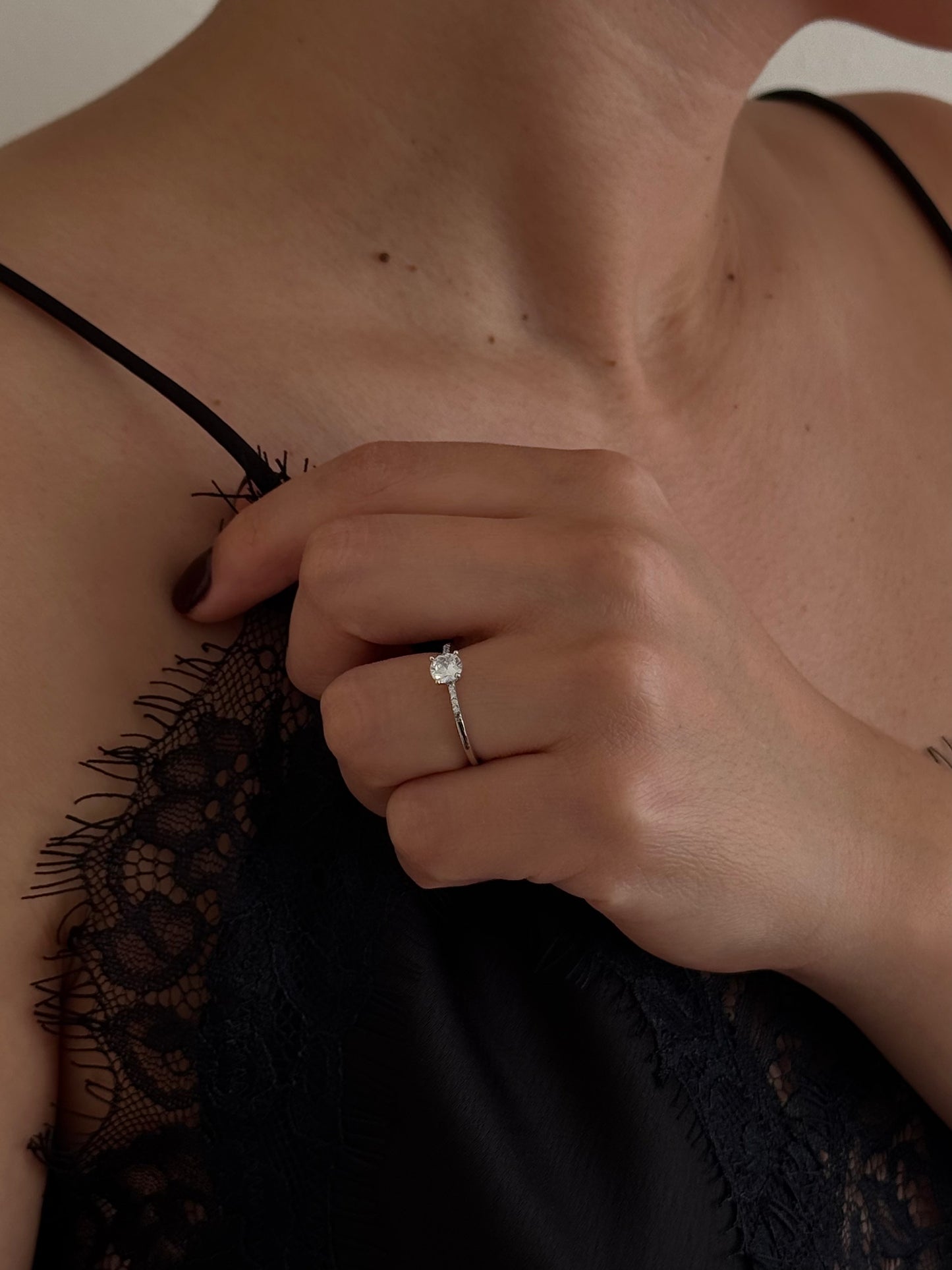 Anillo Solitario Circular con Laterales de Zirconia