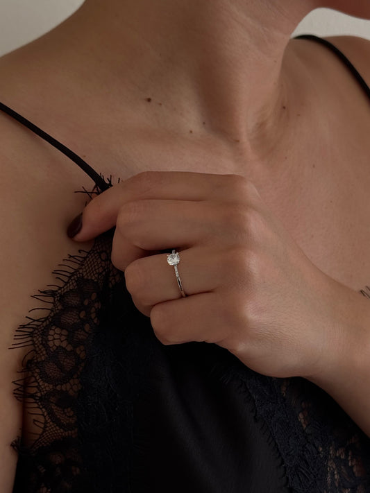 Anillo Solitario Circular con Laterales de Zirconia