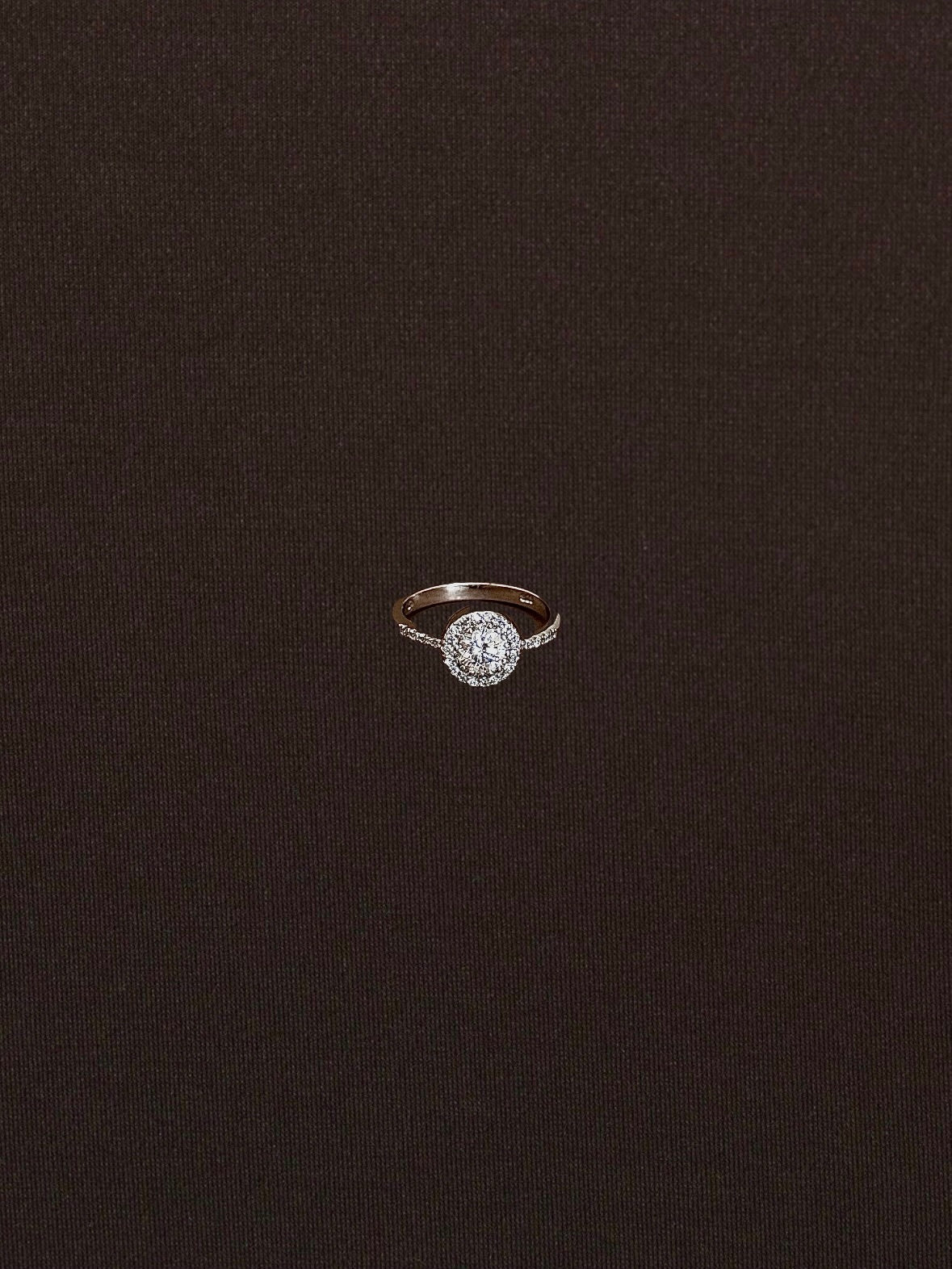 Anillo Solitario con Contorno de Bolitas y Zirconia