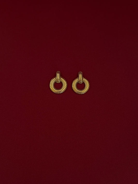 Aretes Dorados con Círculo Hueco