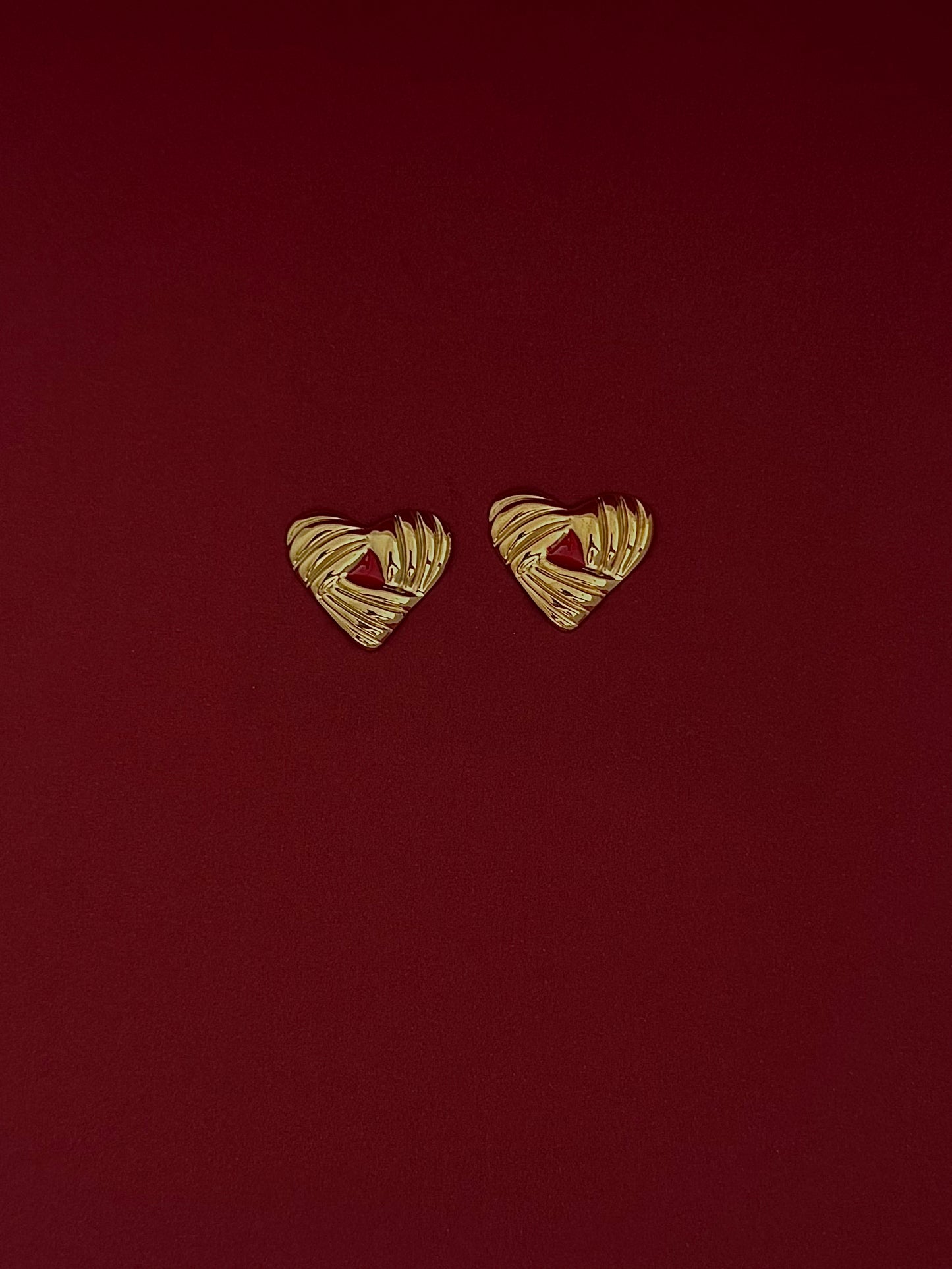 Aretes Corazón Rojo Dorados