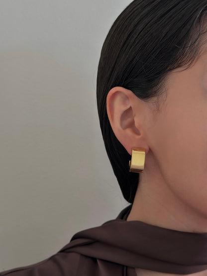 Aretes Cuadrado Hueco Dorado