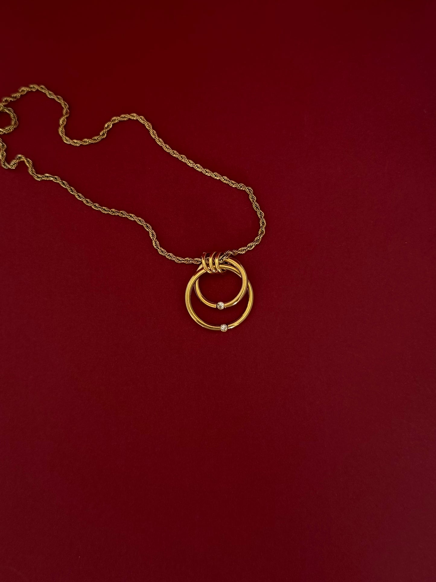 Collar Aros Entrelazados con Zirconias