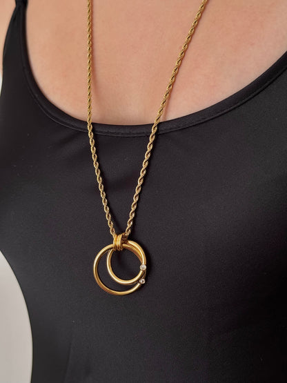 Collar Aros Entrelazados con Zirconias