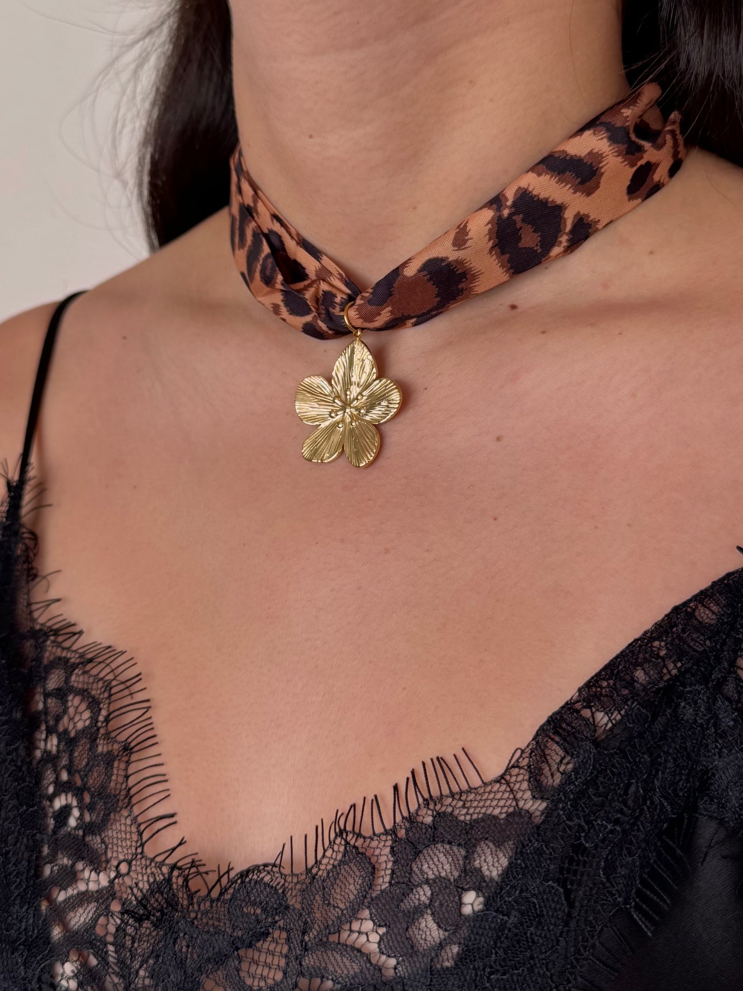 Collar Flor Animal Print