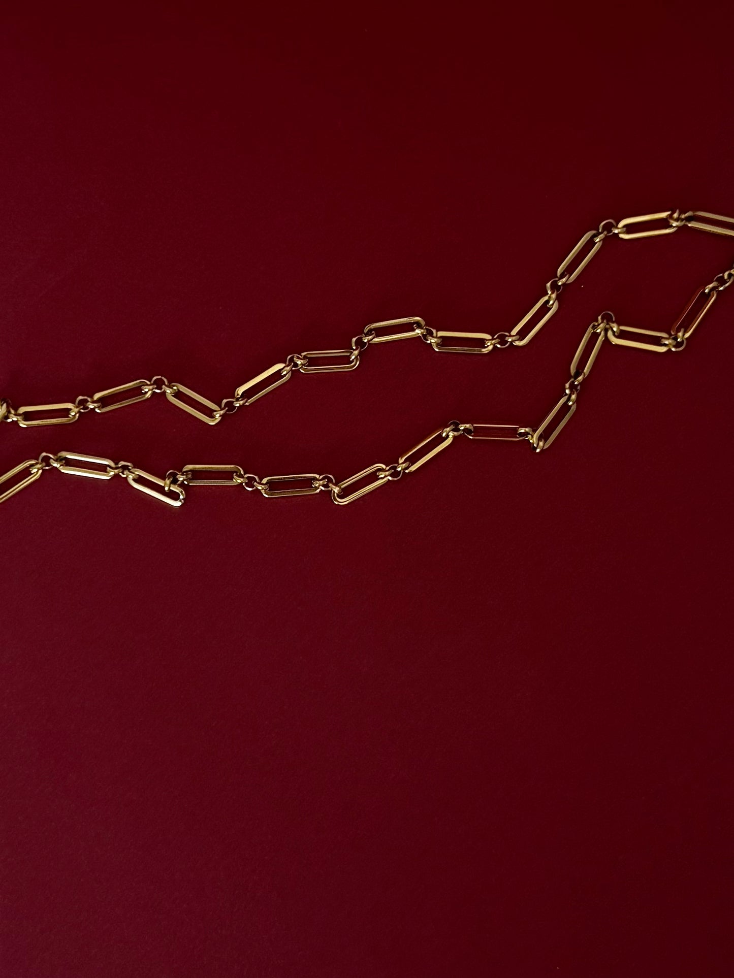 Cadena Rectangular con Círculos Delgada Dorada