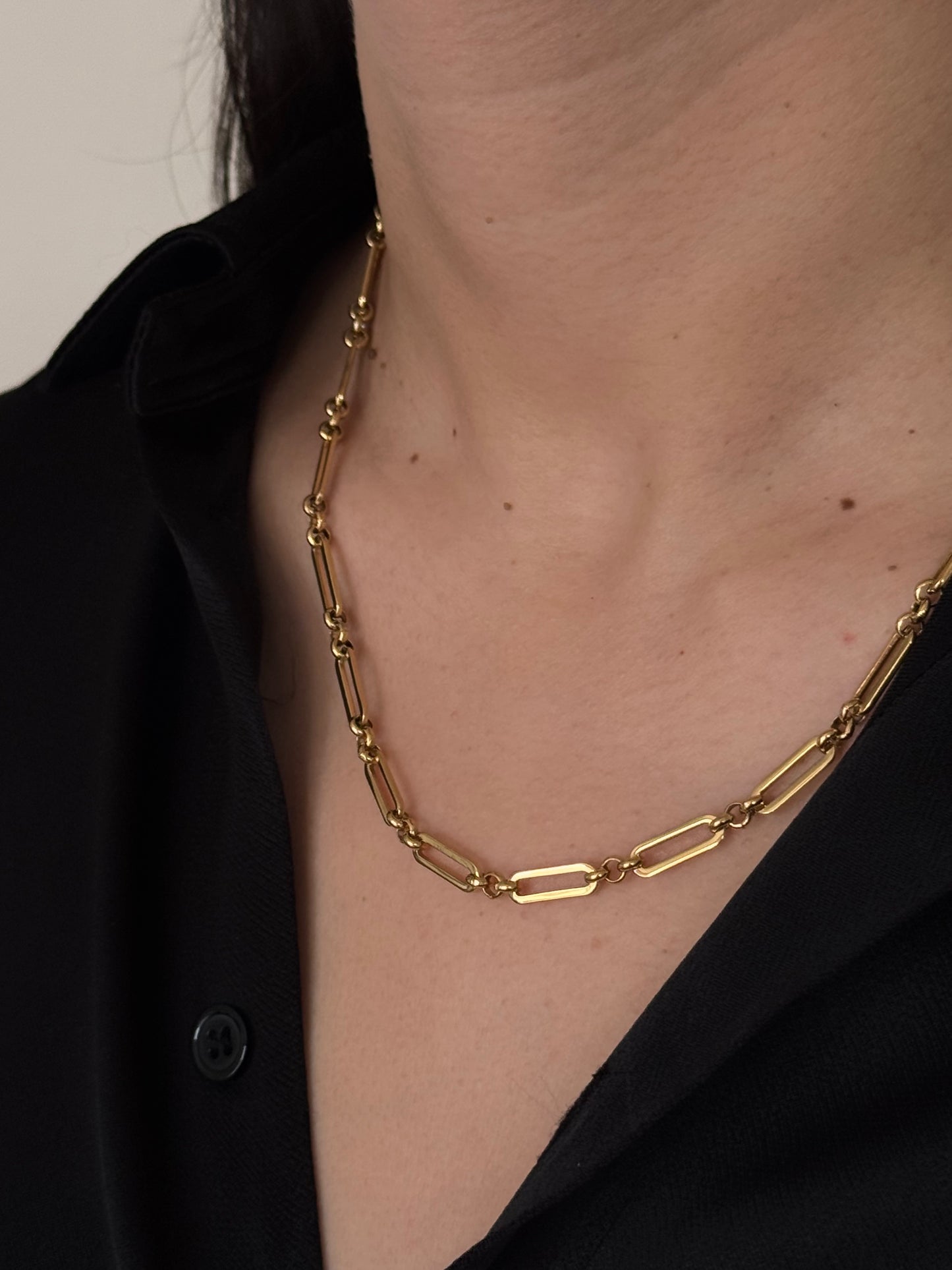 Cadena Rectangular con Círculos Delgada Dorada