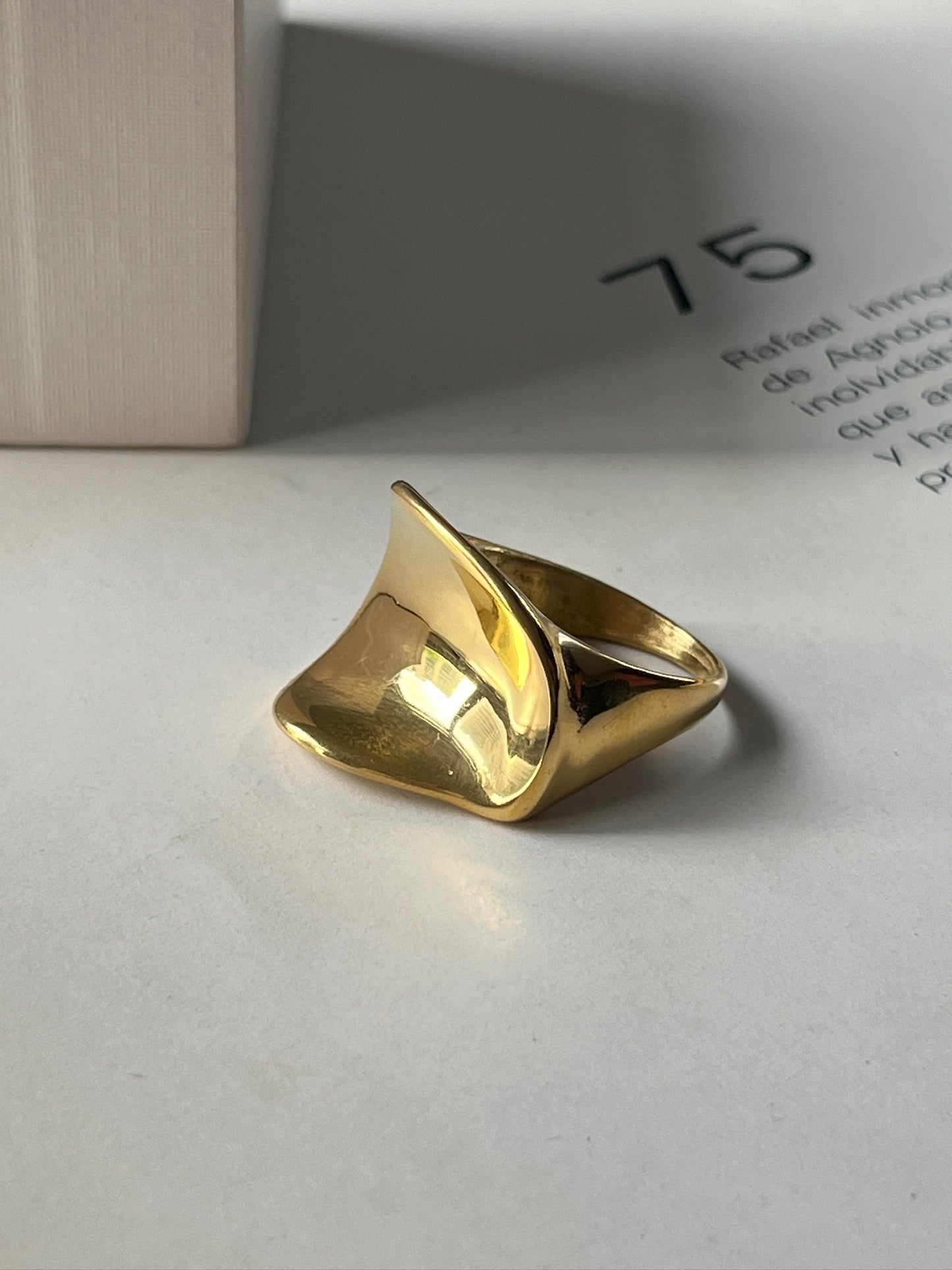 Anillo Trono
