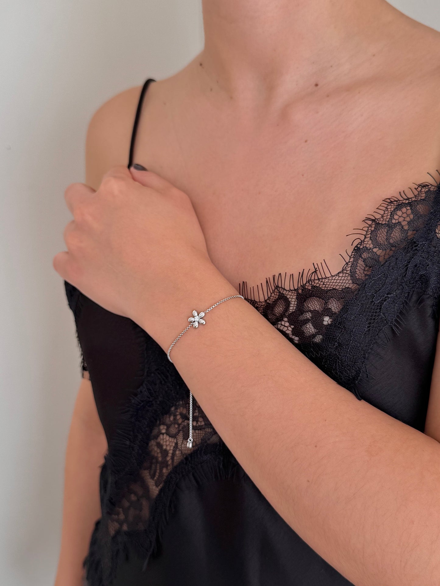 Pulsera Flor Globo con Zirconia Plateada