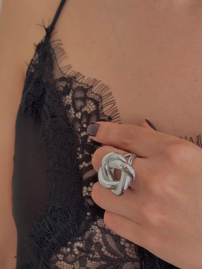 Anillo Círculo Hueco con Nudo Plateado
