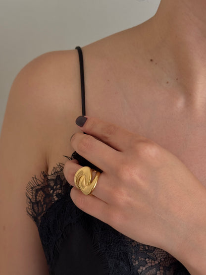 Anillo Entrelazado C Dorado