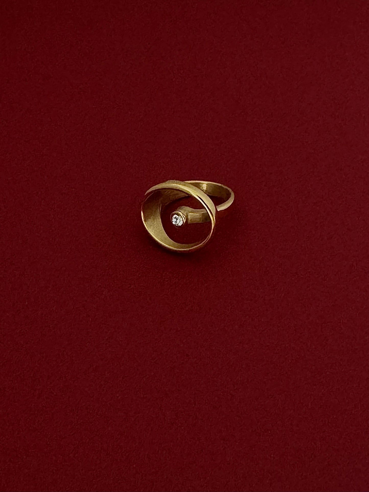 Anillo Óvalo con Zirconia Interior Dorado