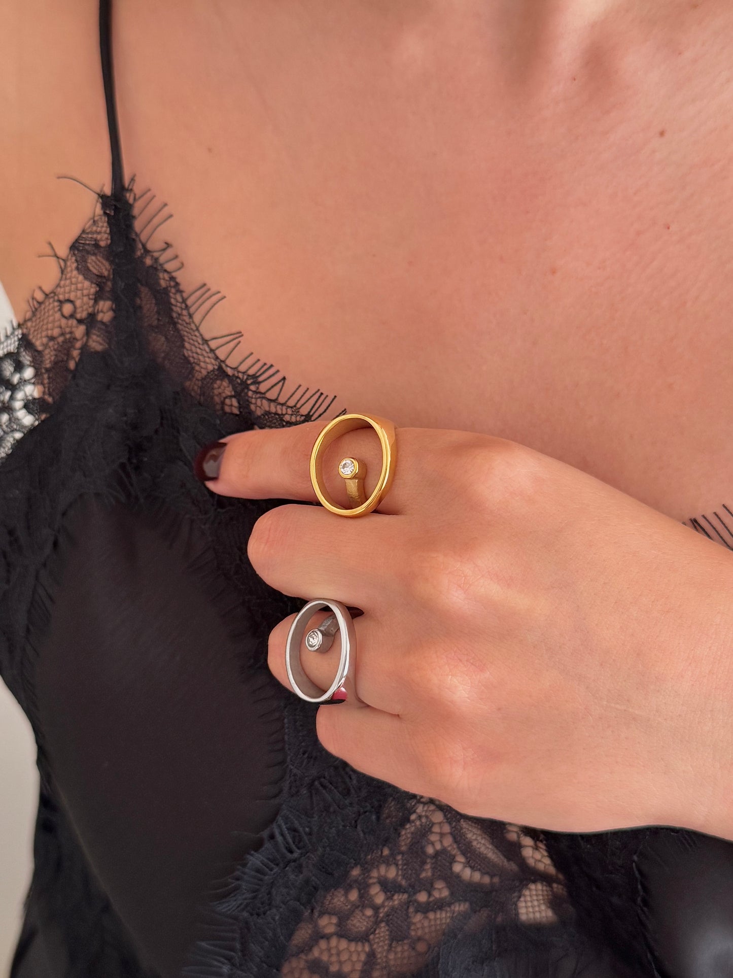 Anillo Óvalo con Zirconia Interior Dorado