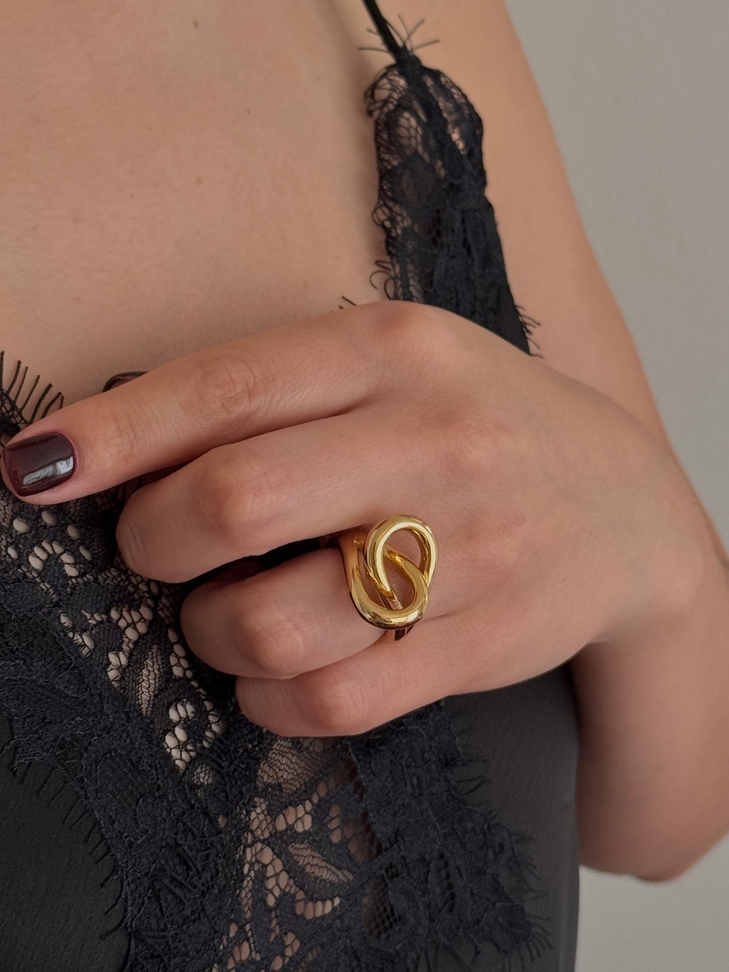 Anillo Lazos Delgados Entrelazados Dorado