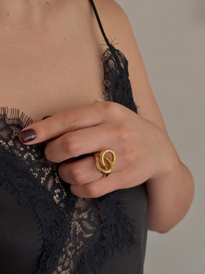 Anillo Lazos Delgados Entrelazados Dorado