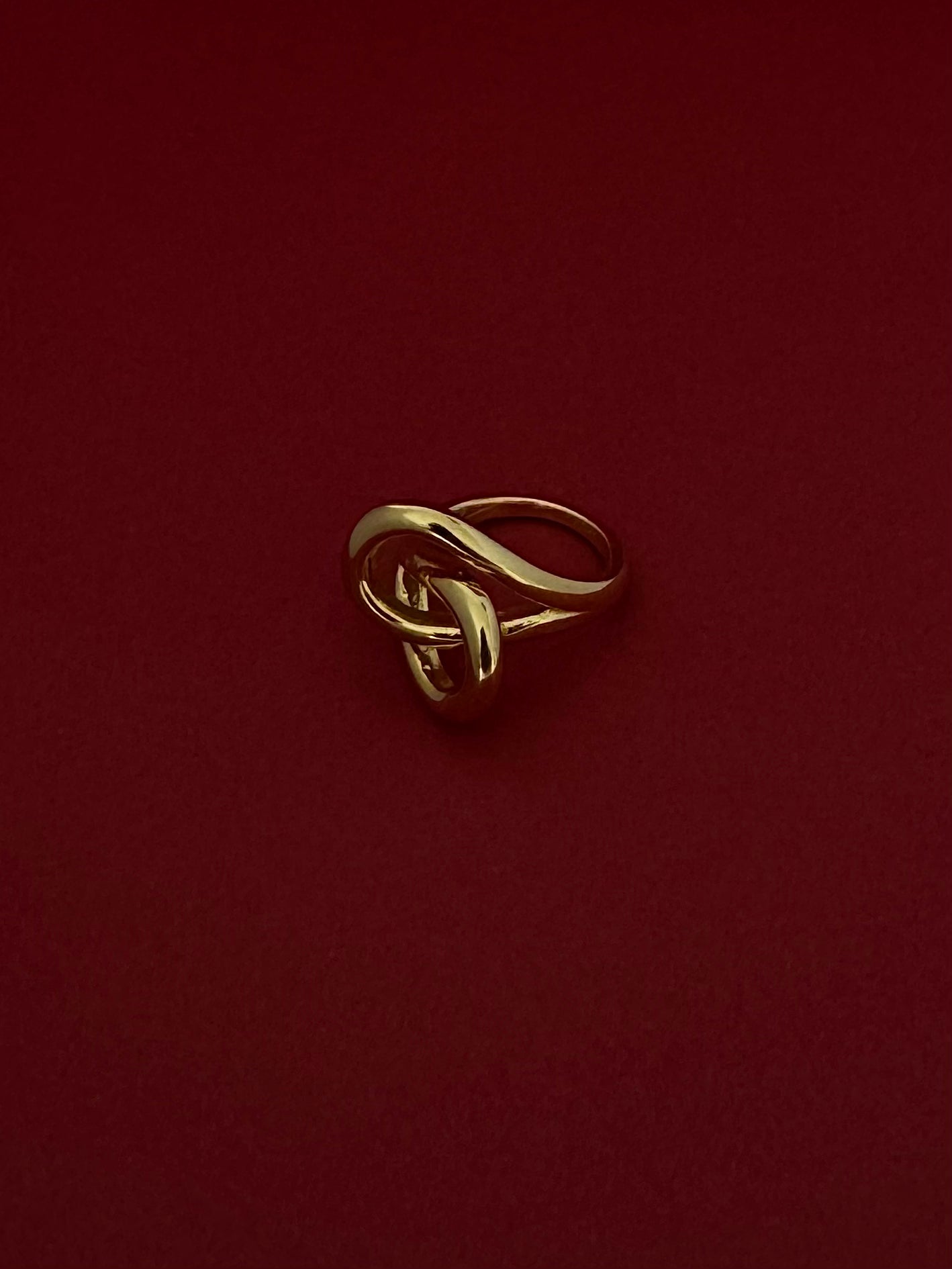 Anillo Lazos Delgados Entrelazados Dorado