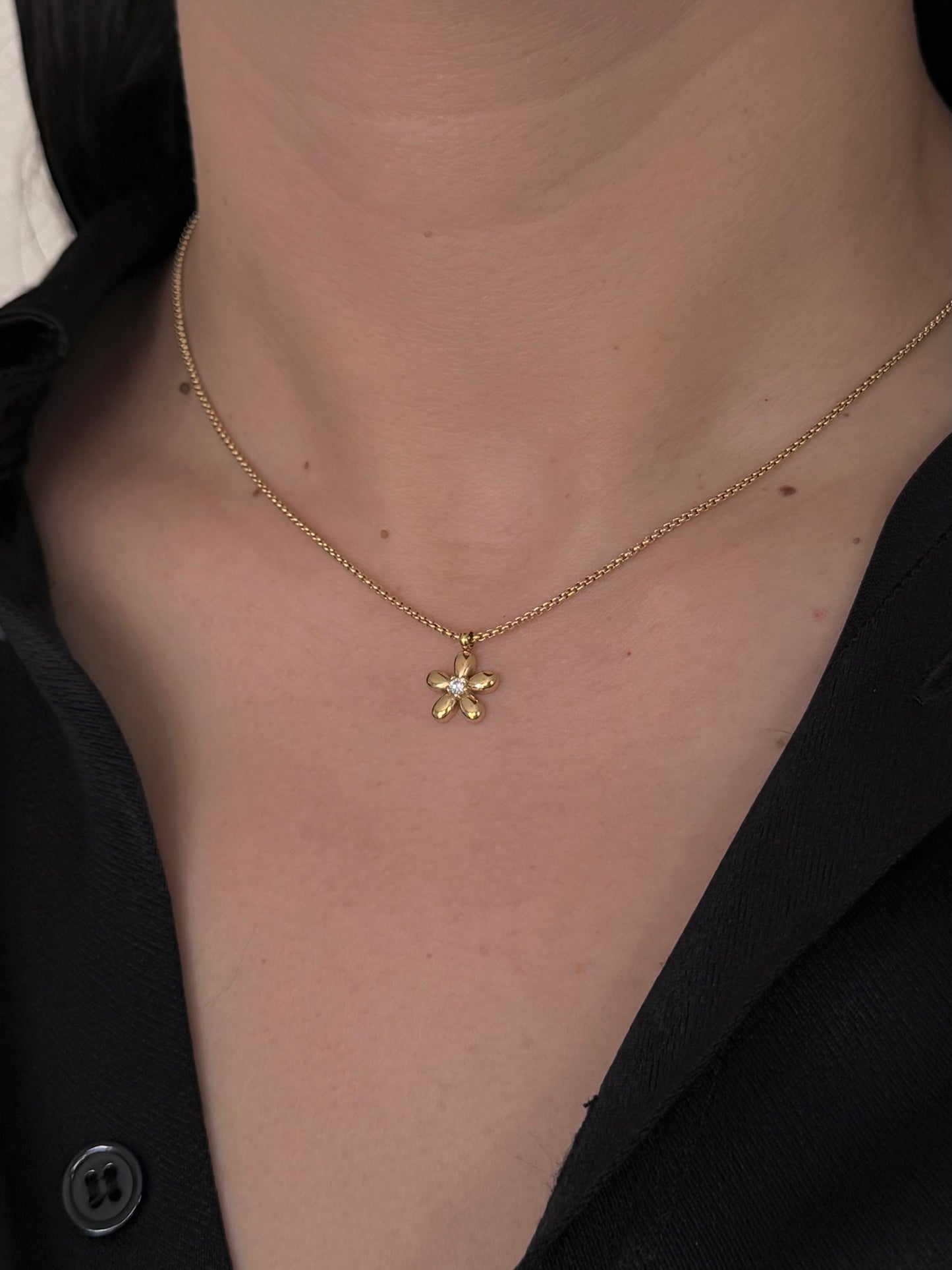 Collar Flor Globo Zirconia Dorado