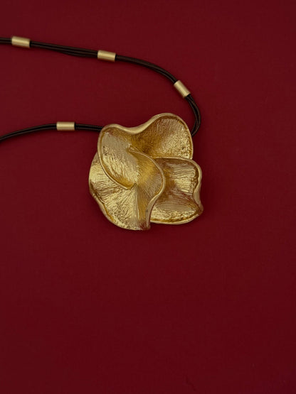 Collar Flor Tres Pétalos Curvos Café