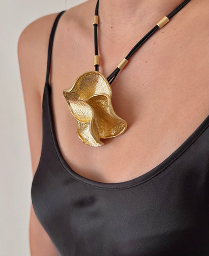 Collar Flor Tres Pétalos Curvos Negro