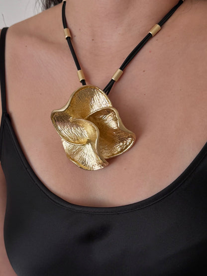 Collar Flor Tres Pétalos Curvos Negro