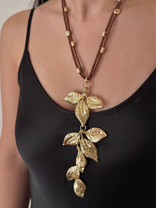 Collar Flor Tres Hojas Hacia Abajo Café