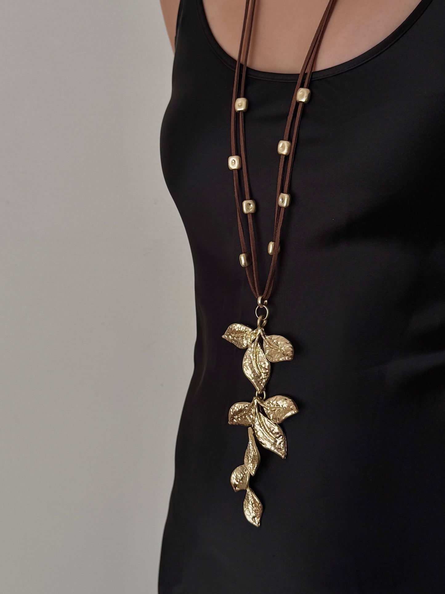 Collar Flor Tres Hojas Hacia Abajo Café