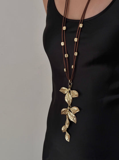 Collar Flor Tres Hojas Hacia Abajo Café