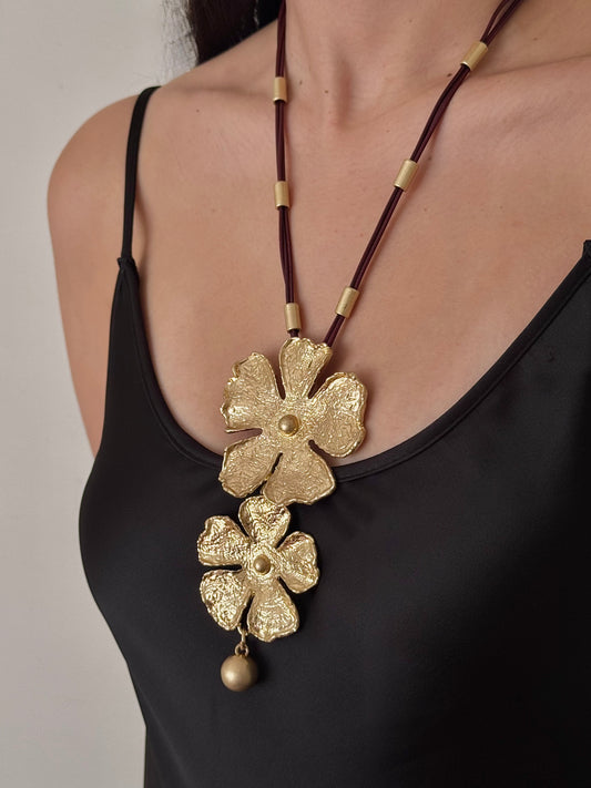 Collar Dos Flores Doradas Cuero Rojo