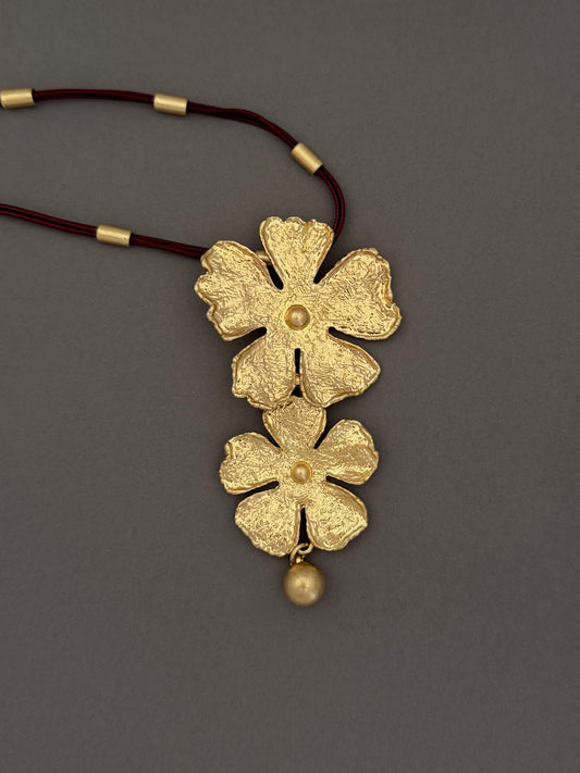 Collar Dos Flores Doradas Cuero Rojo